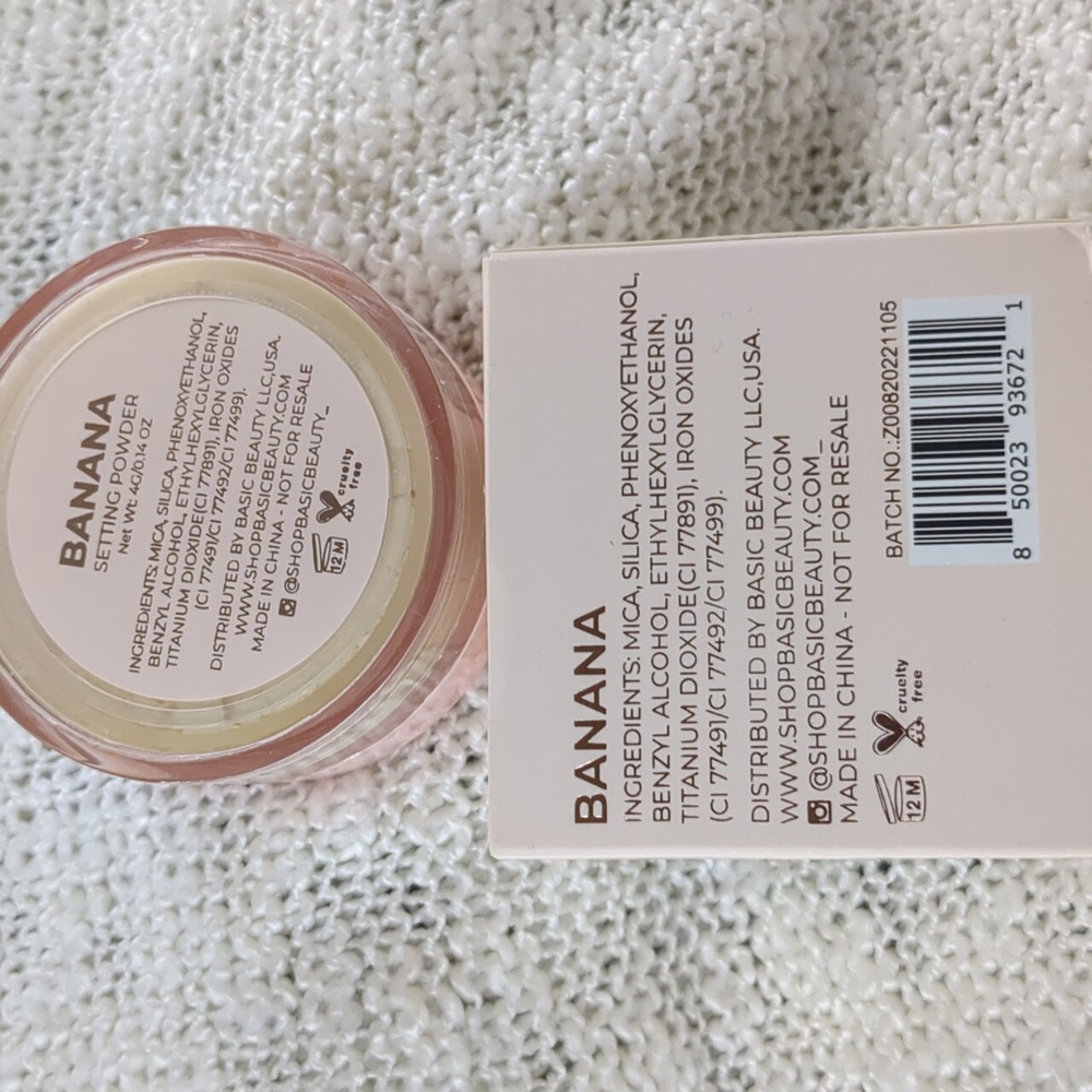 Basic Beauty Setting Powder in Banana, 4g/0.14oz - Picture 2 of 9